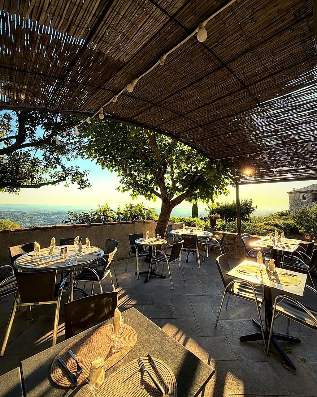 La grande terrasse de La Farigoulette, tables dressées avant le service