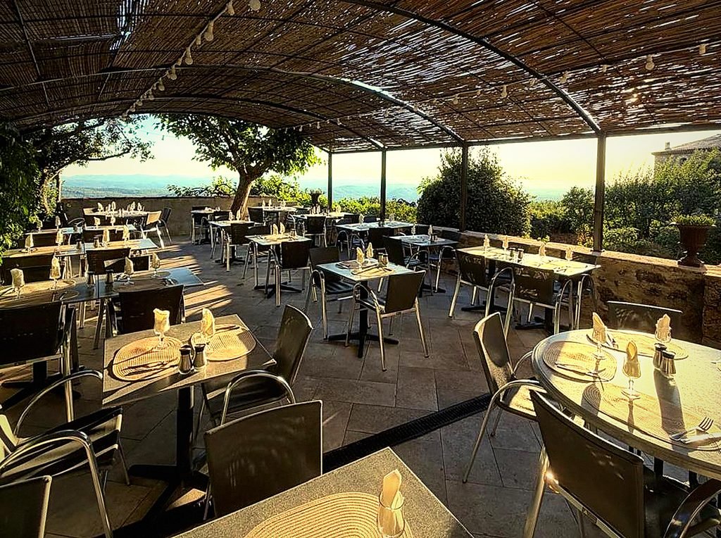 La terrasse de La Farigoulette à Tourtour, tables dressées sous la canisse face au Haut-Var