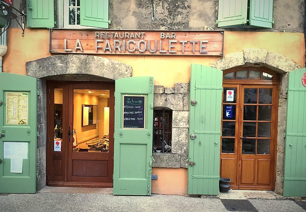 La façade aux volets verts de La Farigoulette