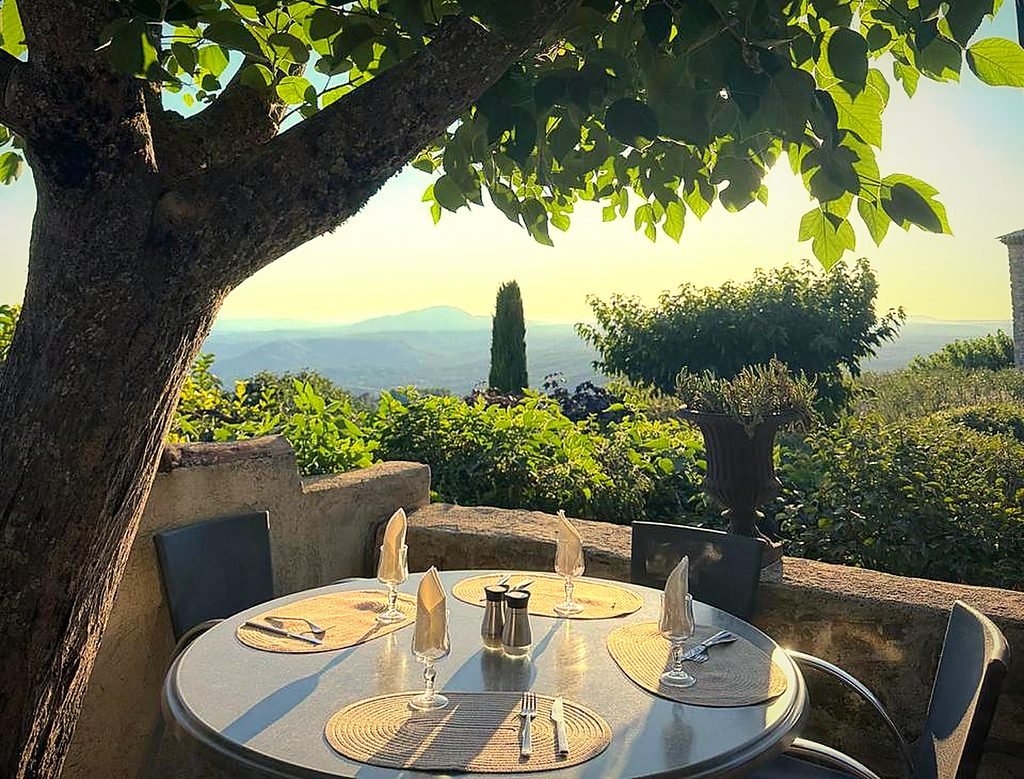 Table dressée sous le figuier de la terrasse, face au panorama du Haut-Var