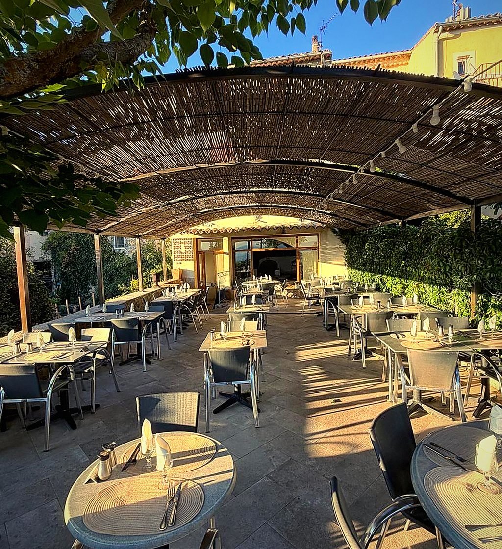 La terrasse de La Farigoulette côté village, sous la canisse